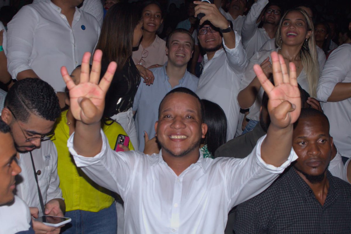 RoelmiValerio's tweet photo. Por un mejor futuro para todos… 🇩🇴 #LuisSigue #Luis4más https://t.co/8BPsGLTCur