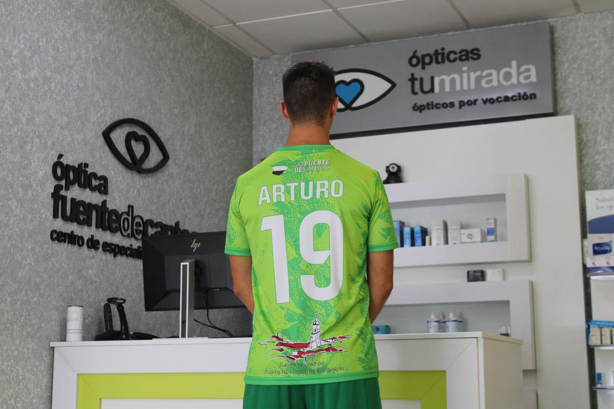 UDFDC's tweet photo. 👕 ya está aquí ‼️
La nueva camiseta para esta ilusionante temporada 23/24 ha llegado. 
Enérgica, juvenil y verde…siempre verde 💚
Gracias a nuestro Spónsor principal “Ópticas Fuente de Cantos, Tu Mirada” 👓 
#verdedecorazon💚 https://t.co/zfz5u1tHmX