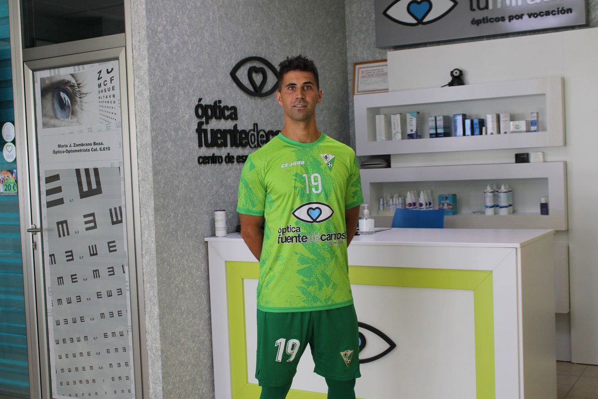 UDFDC's tweet photo. 👕 ya está aquí ‼️
La nueva camiseta para esta ilusionante temporada 23/24 ha llegado. 
Enérgica, juvenil y verde…siempre verde 💚
Gracias a nuestro Spónsor principal “Ópticas Fuente de Cantos, Tu Mirada” 👓 
#verdedecorazon💚 https://t.co/zfz5u1tHmX