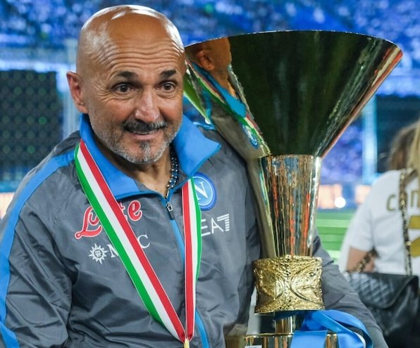 MykeRincon's tweet photo. 🚨 #CONFERMATO | ✍🏽🇮🇹

Luciano #Spalletti diventerà il nuovo allenatore della Nazionale italiana. La trattativa con il #Napoli riprenderà. Sarà annunciato molto presto. 🟢⚪🔴 https://t.co/3YJSZW7l4g