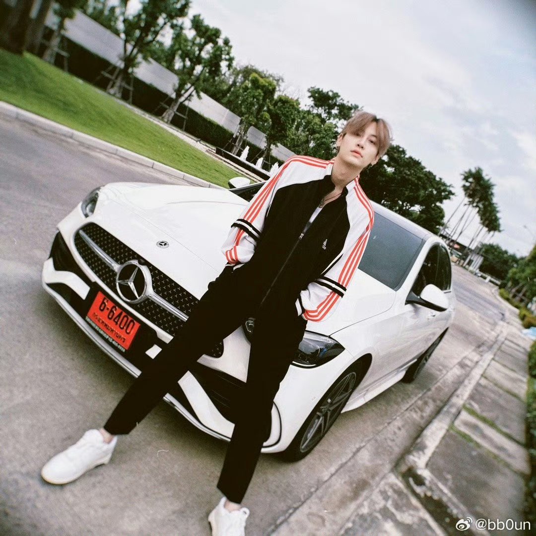 BounPrem_TH_OFC's tweet photo. [14.08.2023] Weibo updated : #bb0un 

❤️🖤❤️ ​​​

พี่ไม่ได้มาขายรถ พี่มาขายหล่อต่ะ

กด 👍🏻 กด repost กันได้น้าาา
📍 https://t.co/TCS5OqflD2 https://t.co/9Eh8lvzkdS