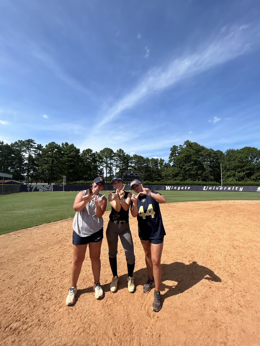 I had a great time at the <a href="/WingateSoftball/">Wingate Softball</a> camp saturday! I learned a lot and got to meet some amazing girls!!#godogs <a href="/jodi1274/">Jodi Hearn</a> @FCSmith_Hearn <a href="/larousa6/">Kevin LaRousa</a>