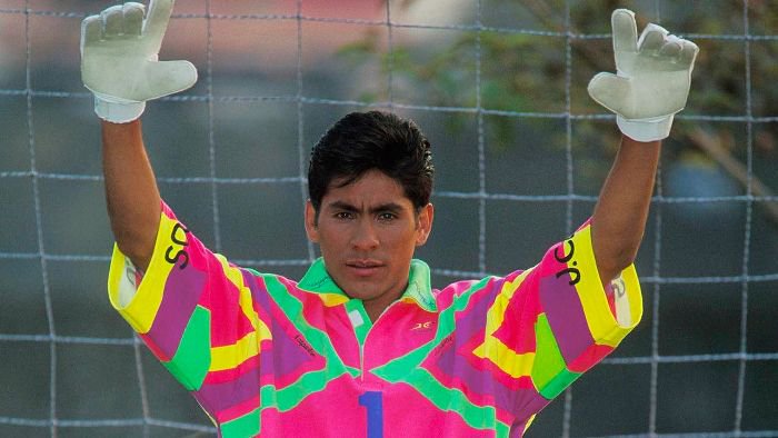 90sfootball's tweet photo. Jorge Campos' goalkeeper jerseys were amazing! https://t.co/V6tlHeb2YF
