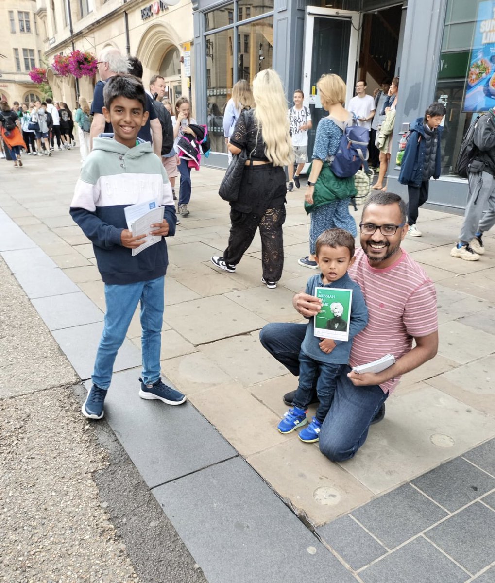 AMYA_Oxford's tweet photo. Our members from seniors to little ones spreading peace flyers about #TrueIslam and removing misconceptions at #Oxford City Center
#OneBritian #PeaceNotHate https://t.co/kf724tVzBV