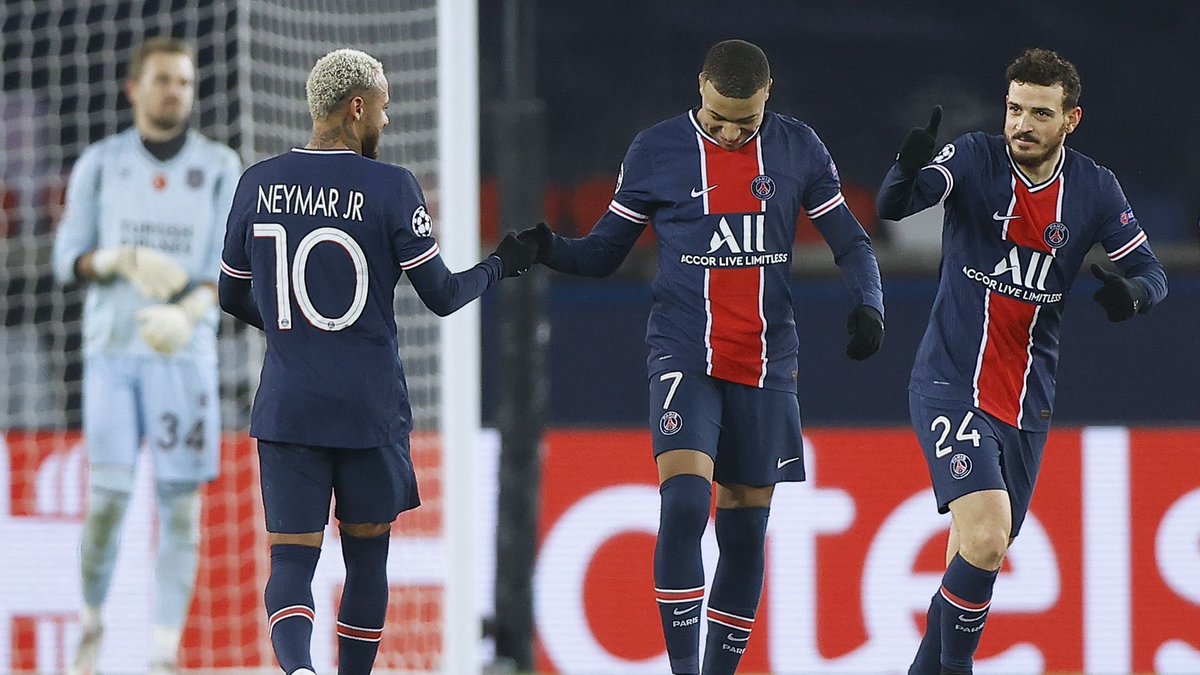NeymarFr_'s tweet photo. Le 9 décembre 2020, Neymar offrait son penalty à Mbappé pour mettre fin à sa disette d'un an sans marquer en LDC. 

Triste histoire. https://t.co/p8aYUqiPqK