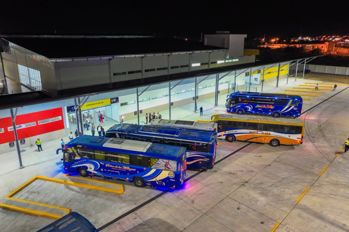 atm_daule's tweet photo. El Alcalde @WilsonCanizares constató inicio de operaciones de la Terminal Terrestre #ElNuevoDaule 😄
A las 6h00 recorrió los andenes, dialogó con usuarios con quienes ingresó al transporte público y solicitó el apoyo ciudadano para juntos transformar la movilidad en #Daule. https://t.co/LyG7qQJIQD