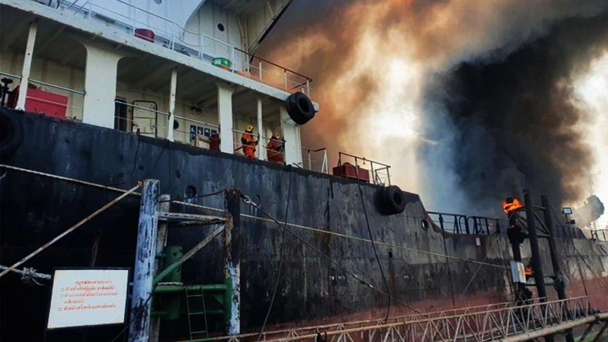 В Стамбуле взорвался танкер Seaprincess в Мраморном море

Один человек погиб. Взрыв произошёл из-за сжатия газа в помойном резервуаре танкера, сообщает министерство транспорта и инфраструктуры Труции.