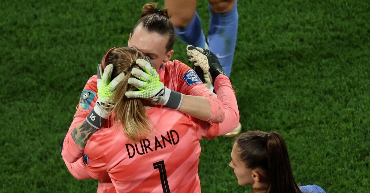 So_Durand's tweet photo. Mais il ne faut pas oublier tous les autres jours qui ont été merveilleux avec ce GROUPE ( staff et joueuses ) ! 
Objectif sportif n’a pas été atteint certes mais on ressortira encore plus forts et plus unis de cette compétition 
(2/3) https://t.co/kxNhStLnIS