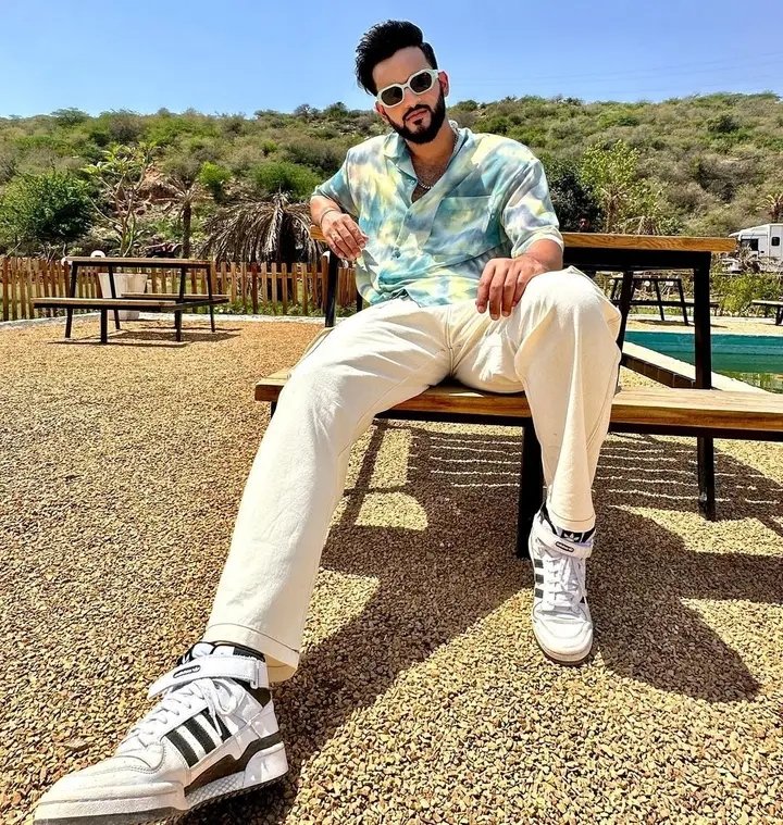 SUBODH_DHUNGEL9's tweet image. EVERYONE VOTE FUKRA INSAAN AT 9PM IN JIO CINEMA APP #AbhishekForWin #pandagang