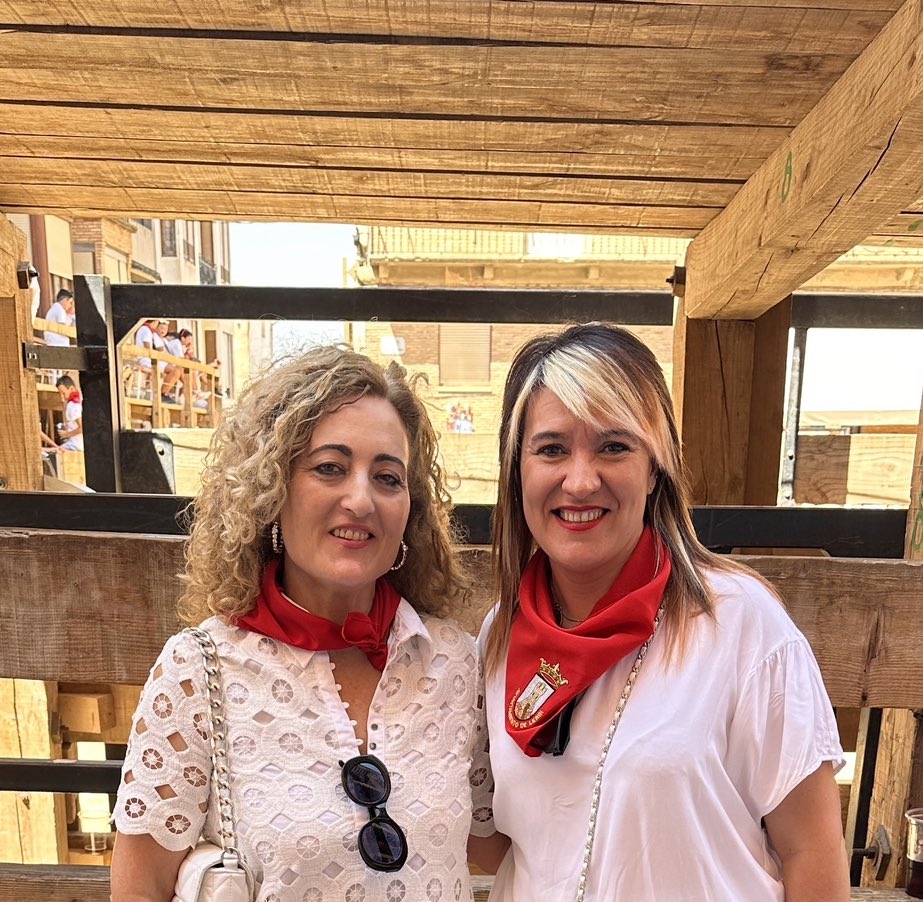 🟢Apoyando y acompañando en fiestas de Lerin, en rodeada de compañeras/os municipales de la merindad.

🔴Porque las fiestas son muy especiales pero también conllevan una gran responsabilidad para los Ayuntamientos, en especial para la/el primer edil.

🟣Jai zoriuntsuak 🎉