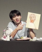 Likereally120's tweet photo. 저화질 남우현
킁카킁카는 왜한거야 ㅜㅜ
우현이 강아지 맞음 확실함 제가 봤어요

혹시 230813 비트로드 대면팬싸 우현이가 그림 들고 잇는 사진 있으신분..🥺 https://t.co/YBtl2LJ1tc