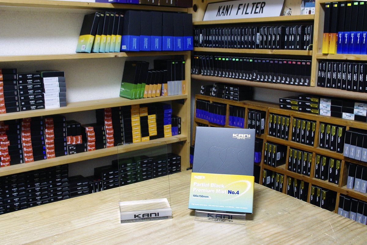 kani_filter's tweet photo. 【新製品紹介】
フィルター半分にブラックミスト効果があり、残る半分はクリアな100mm幅のミストタイプのフィルター、パーシャルブラックプレミアムミスト No.4 100x150mmを発売開始します。ミスト効果の濃度は5段階の中ではやや強めのNo.4となります。
風景写真家永島俊介先生からのリクエストにお応えして、開発してまいりました。シャープに撮りたいことの多い風景写真において、一部分にだけブラックミスト効果を掛けることができる当商品により、よりいっそう表現の幅が広がります。
●Partial Black Premium Mist No.4 100x150mm
https://t.co/zftxxm8Exj