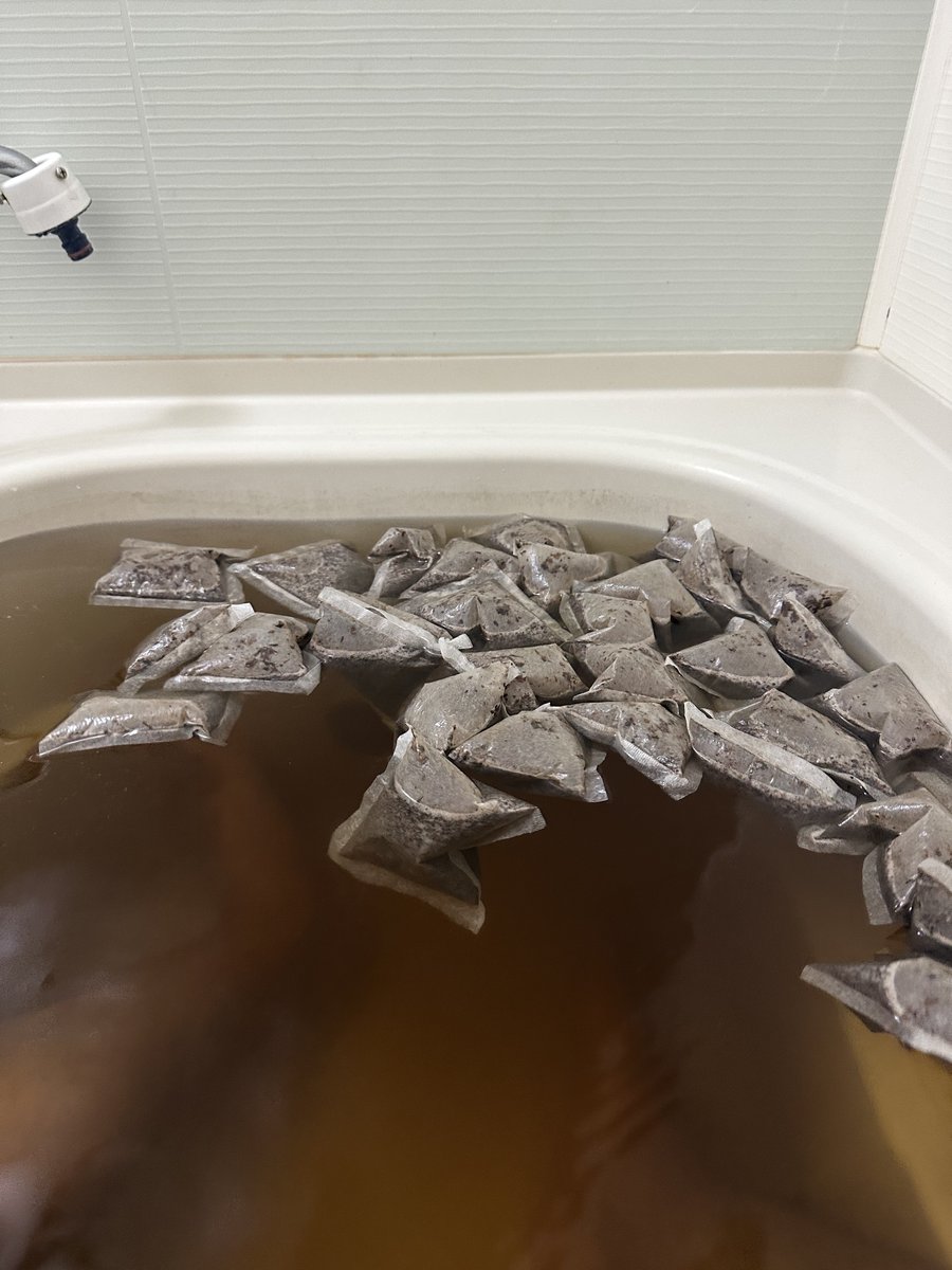teramu_ZX10R's tweet photo. 期限が1年半切れた大量の麦茶をどう活用しようか迷った結果麦茶風呂になったW https://t.co/iRzcHqgKJY