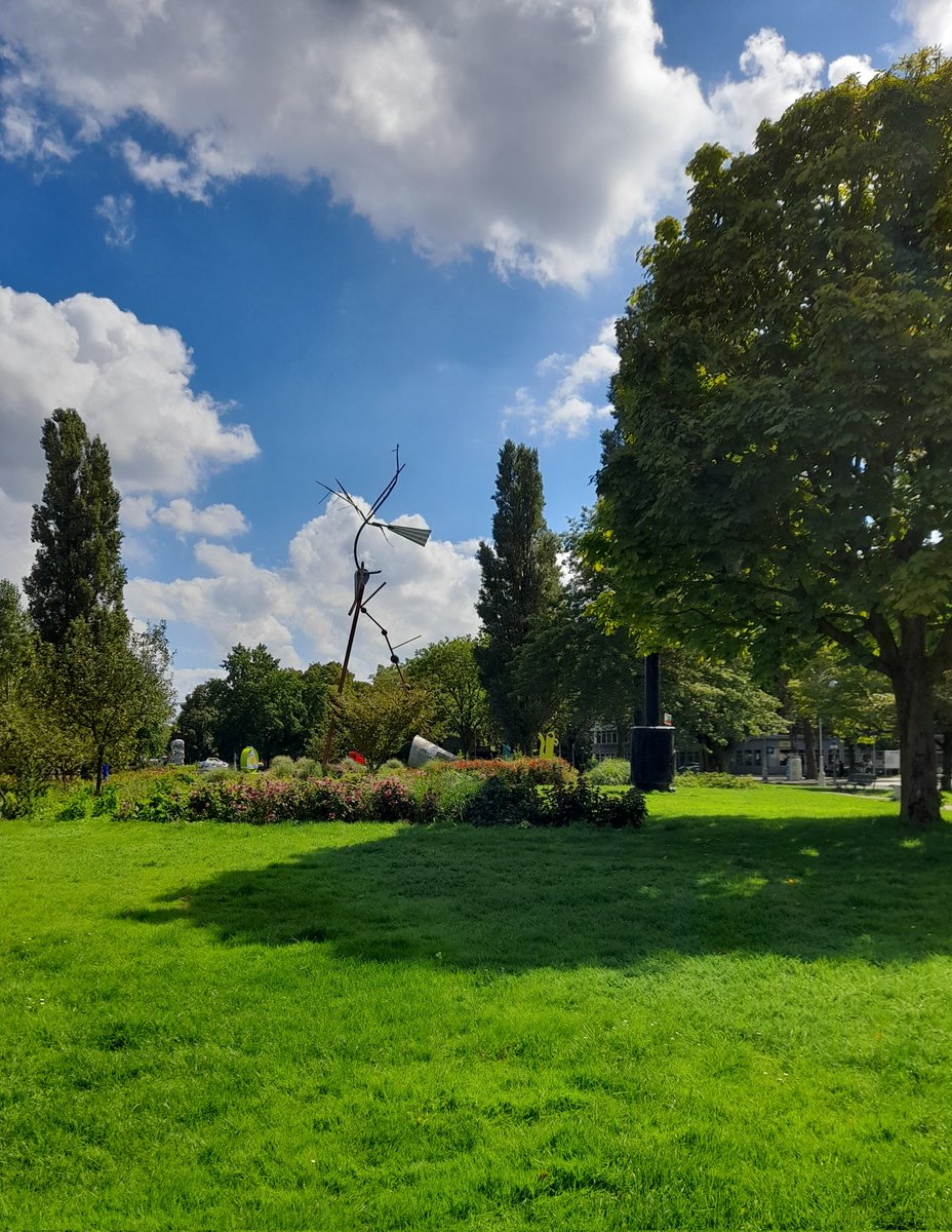 AnnievGansewink's tweet photo. Fijne wandeling langs kunst van @artzuid sculptuurbiënnale #Amsterdam, architectuur in Oud-Zuid en langs Amstel. #artzuid nog t/m 24 sept. https://t.co/uITBtcNuN0 https://t.co/GoBxq91GMf