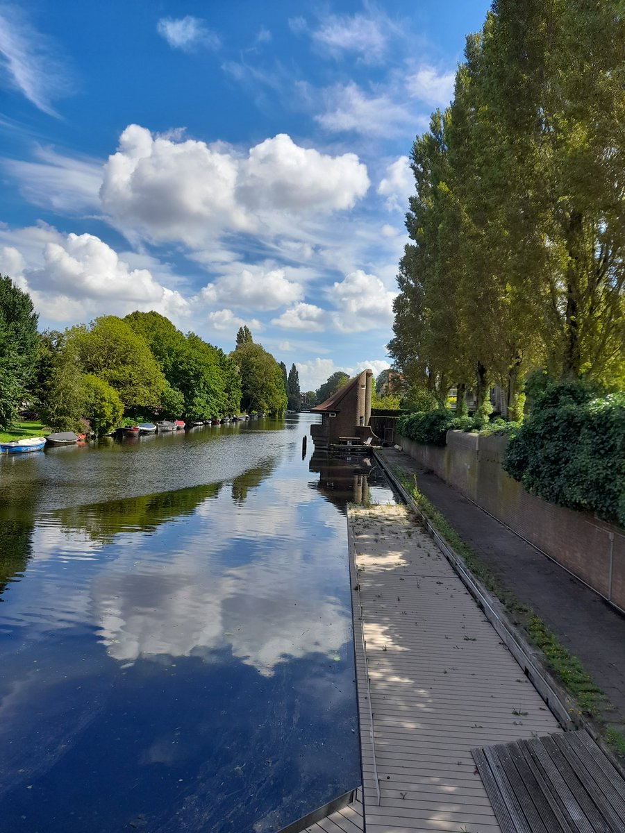 AnnievGansewink's tweet photo. Fijne wandeling langs kunst van @artzuid sculptuurbiënnale #Amsterdam, architectuur in Oud-Zuid en langs Amstel. #artzuid nog t/m 24 sept. https://t.co/uITBtcNuN0 https://t.co/GoBxq91GMf