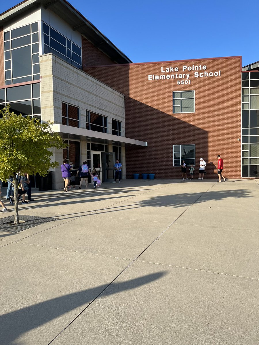 It is a luminous first day of school @LakePointeOwls . These Owls are going to have a great year!#emsproud