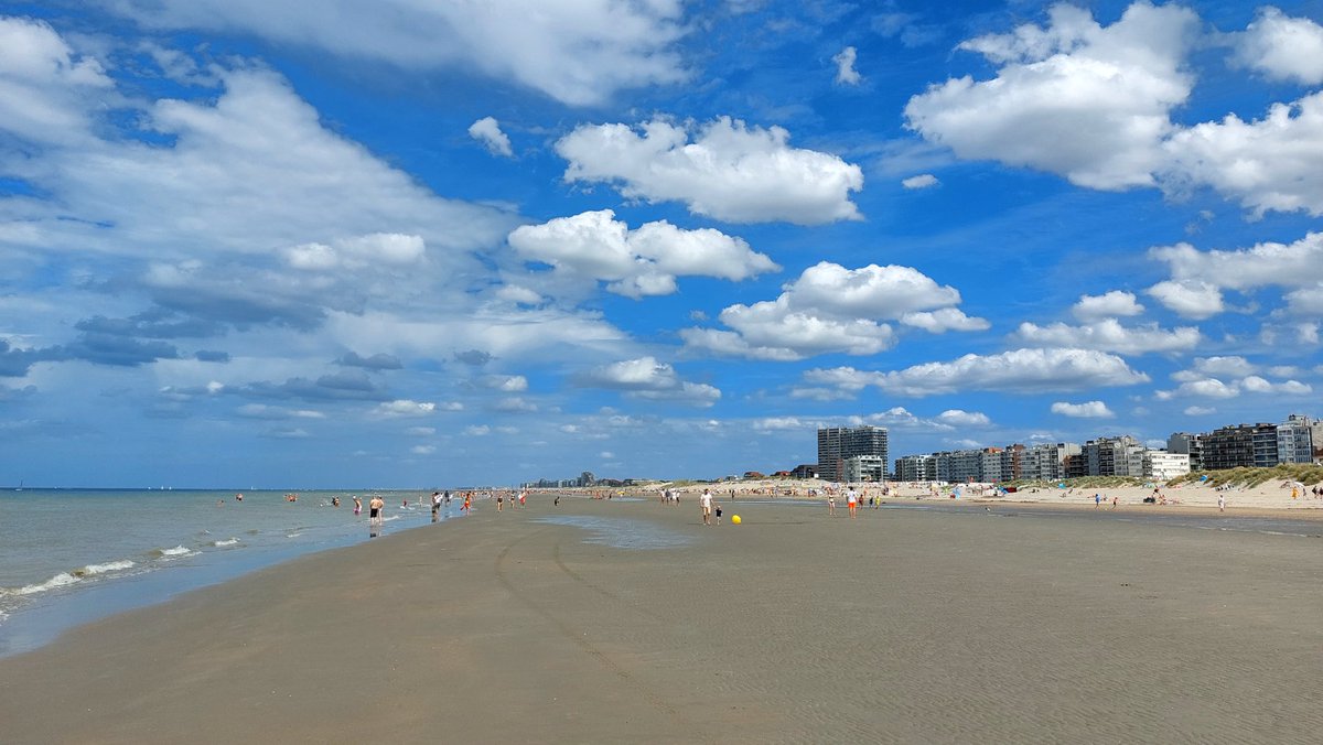 bartmeert's tweet photo. Prachtige wolken tegen een blauwe hemel boven #dekust in #Oostduinkerke om 15u25 bij 25°c. #vrtweer @gem_Koksijde #eindelijkzon https://t.co/vs8qWsGomP