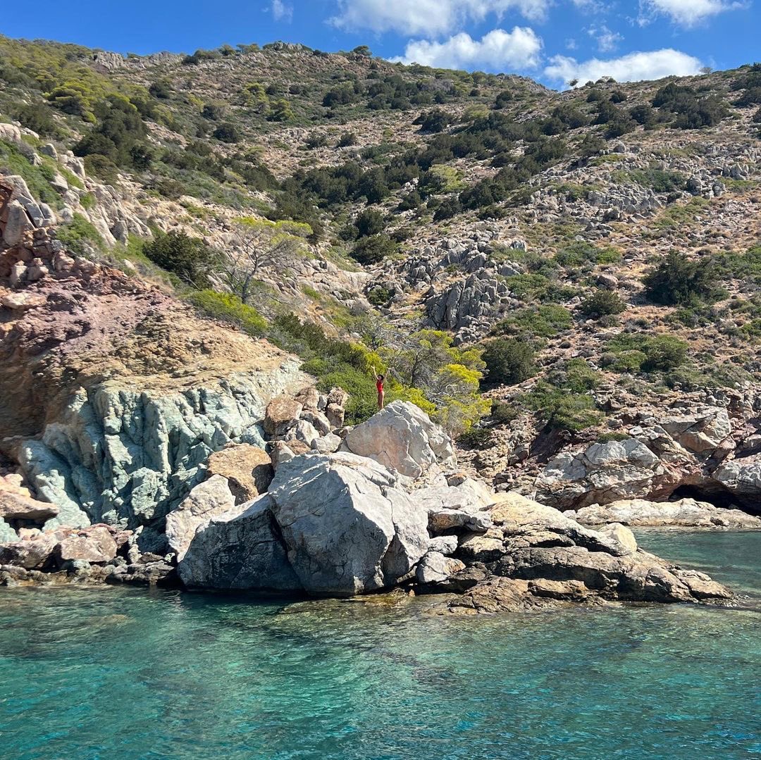 DUALIPA's tweet image. sailing through the Peloponnese ⚓️