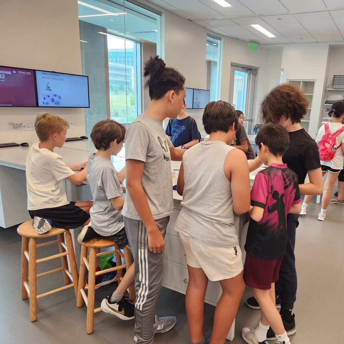 TAMUBCBP's tweet image. We recently welcomed our last group of students to our guided campus tours, where they participated in STEM activities provided by #BCBP, @TAMUChemistry, @TAMUPhysAstr. We're glad these students were able to experience a glimpse of #BCBP here at @aglifesciences!