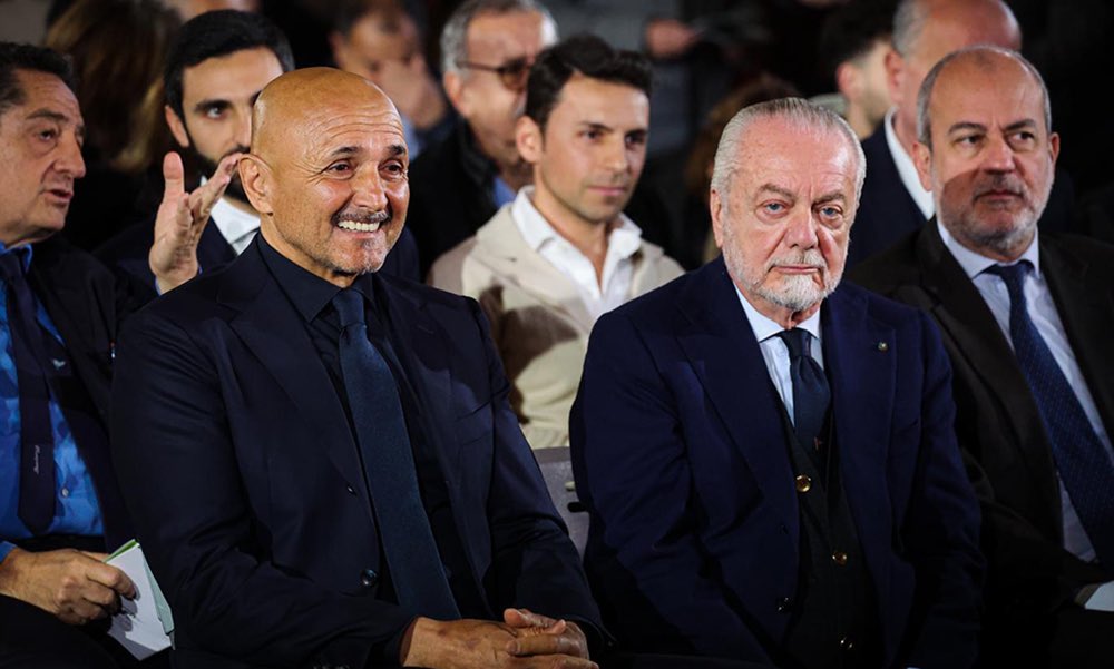 AndreaTiberio7's tweet image. La FIGC vuole un allenatore ancora sotto contratto con un Club.

Spiegatemi per quale assurdo motivo De Laurentiis dovrebbe lasciare andare a zero Spalletti che ha ancora un contratto ed una penale per uscirne.

Voglio capire essere contro Napoli e/o contro il Napoli perché siete…