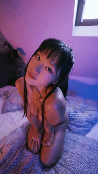 一緒に寝ますか？ 💜  Wanna share the bed with me? https://t.co/hKz4NdtehU