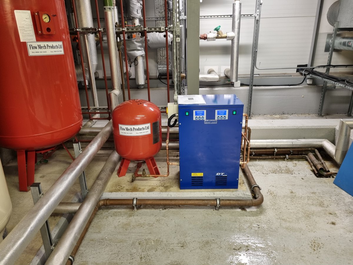 Flowmechltd's tweet image. Out with the old &amp;amp; in with the new! 
Over 15 years old and still working. Our engineers replaced the unit with our new digital twin system unit on Saturday with no disruption to our client #FlowMech #efficiency #MondayMotivation