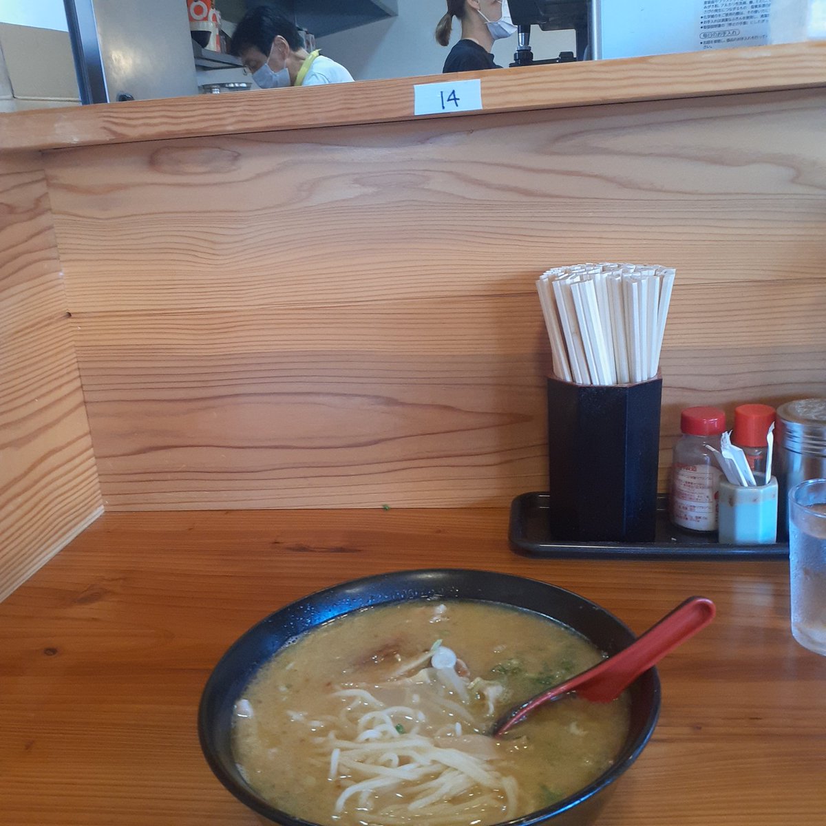 satolruu's tweet photo. 【毎週でも食べたい #まあちゃんラーメン 】

飽きない #先発完投 の2本柱の店 笑っ
前回
#中華そば だったので

今回は
#塩バターラーメン w
塩あっさりバターで濃厚
常連 推す #ラーメン ww

歴史 琴平 綺麗な物作り
百年の圧倒的うまみ(笑)

スープ 旨い
飲みながら食べるが余る👀

ご飯🍚欲しいwww https://t.co/PWV5WsWaBP