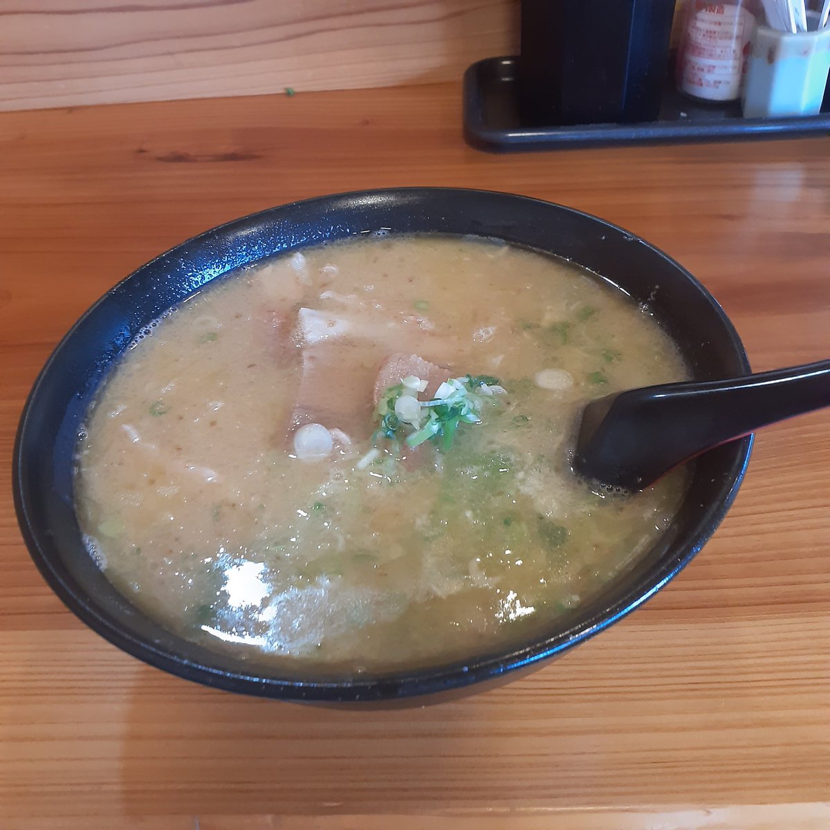 satolruu's tweet photo. 【毎週でも食べたい #まあちゃんラーメン 】

飽きない #先発完投 の2本柱の店 笑っ
前回
#中華そば だったので

今回は
#塩バターラーメン w
塩あっさりバターで濃厚
常連 推す #ラーメン ww

歴史 琴平 綺麗な物作り
百年の圧倒的うまみ(笑)

スープ 旨い
飲みながら食べるが余る👀

ご飯🍚欲しいwww https://t.co/PWV5WsWaBP