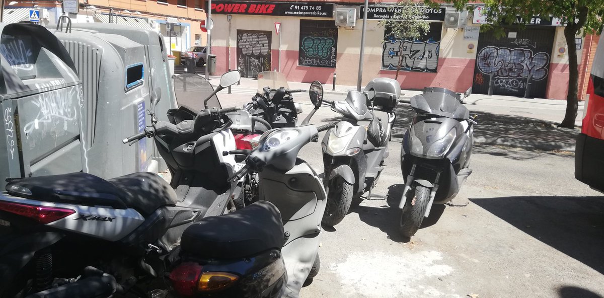 oskismo's tweet photo. Xq  Taller de motos Power Bike en calle Pablo Ortiz n. 7 #usera #UseraLimpia #UseraVerde, incluso cerrado puente agosto, ocupa e invade la calzada con motos destrozadas usando espacio público ? Por favor actuar @policiademadrid @Lineamadrid @MADRID @jmd_usera @ppopular https://t.co/zkZLaQP61H