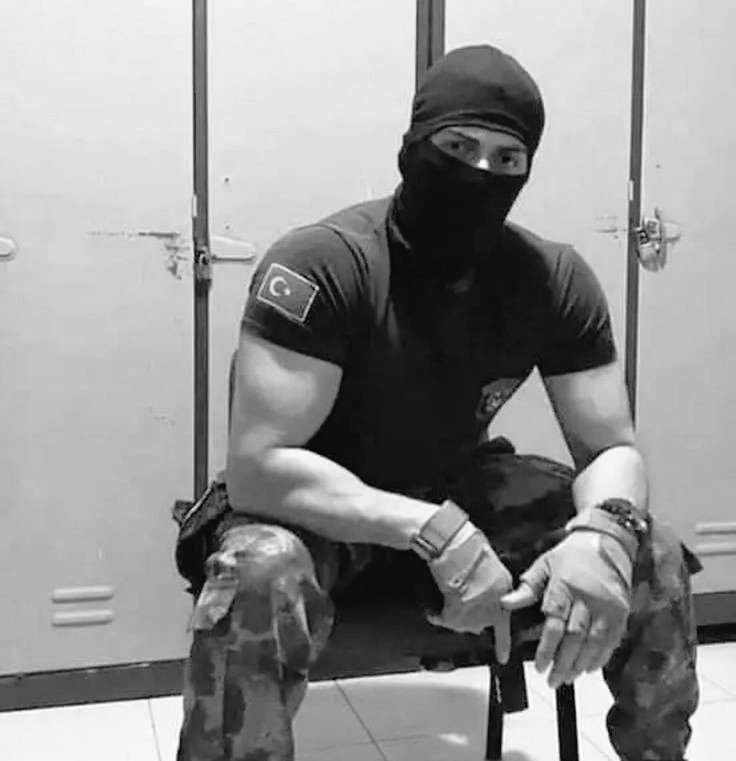 zerakaryeli's tweet photo. boksör, asker, 1.92 boy, altın hareleri olan Kunt Vidar Karyeli. https://t.co/7Uma2lIzhm