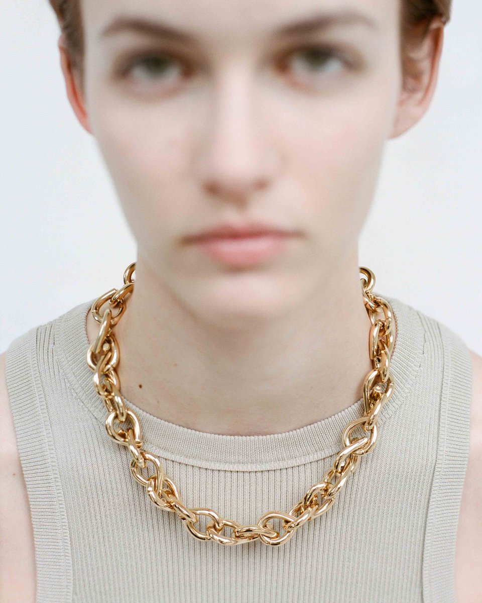 tabayer's tweet photo. Sculptural links reimagine the classic chain as fluid form, lit in lucent gold https://t.co/JnhaeyxEwL