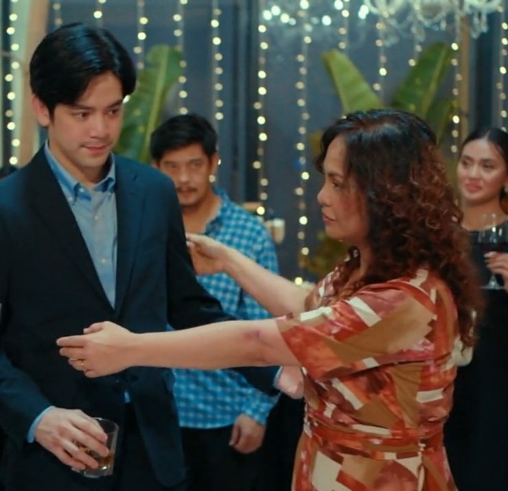 TeamJoshuaHK's tweet photo. ramdam ko yong bwesit mo lorenzo at ni Tatay Mario pero tawang tawa ako sa nanay Vangie mo @iamjoshuagarcia 😂😂 pagaling  din talaga ni Ms Eula! 

#UnbreakMyHeart https://t.co/hymFcM71hW