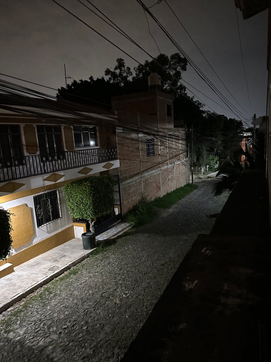 DenisseGDL's tweet photo. @Linea_Zapopan disculpa para reportar todas las lámparas de mi cuadra tiene más de una semana que no prenden es la calle nogal en colonia colina de los robles https://t.co/VkwVhlEqtK