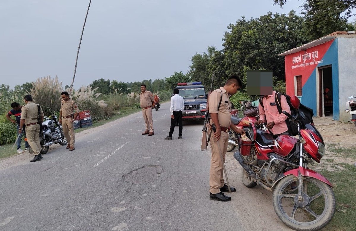 pratapgarhpol's tweet photo. SP, PBH @satpal_IPS के निर्देशन में राष्ट्रीय पर्व #स्वतन्त्रता_दिवस की पूर्व संध्या पर थाना मानिकपुर पुलिस द्वारा थानाक्षेत्र में भीड़भाड़/संवेदनशील स्थानों के आसपास संदिग्ध व्यक्तियों/वस्तुओ/वाहनों की चेकिंग की जा रही है व आमजन को जागरुक किया जा रहा है। https://t.co/JD51h7Q1nI