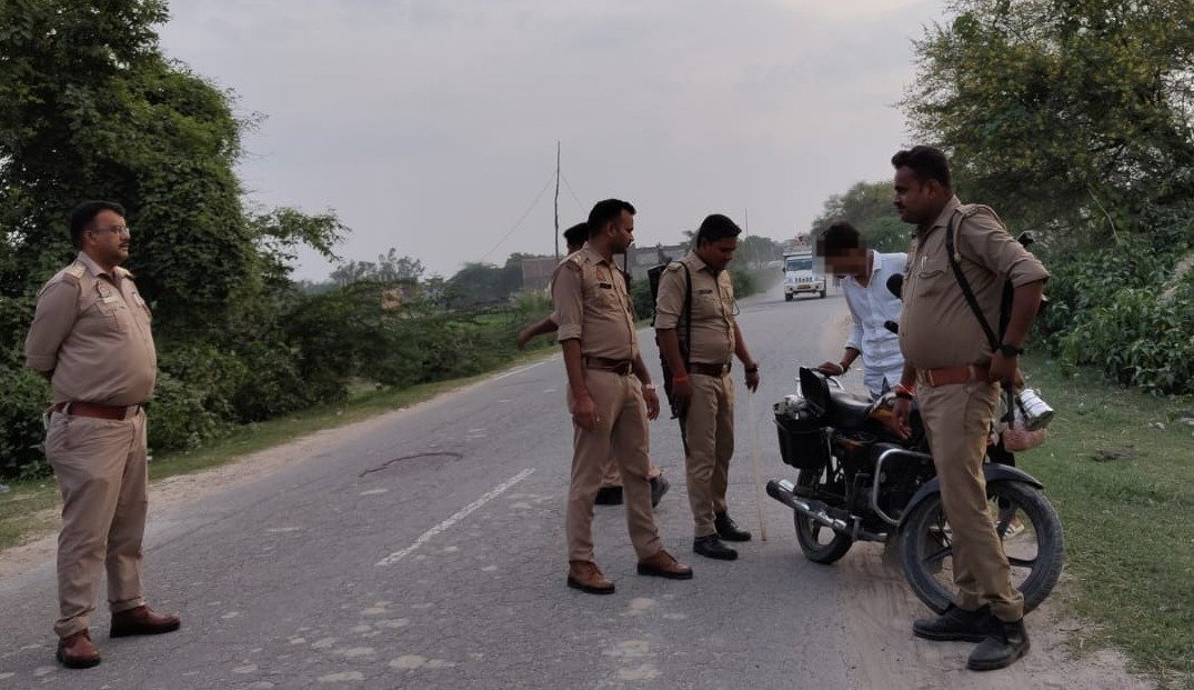 SP, PBH <a href="/satpal_IPS/">Satpal Antil IPS</a> के निर्देशन में राष्ट्रीय पर्व #स्वतन्त्रता_दिवस की पूर्व संध्या पर थाना मानिकपुर पुलिस द्वारा थानाक्षेत्र में भीड़भाड़/संवेदनशील स्थानों के आसपास संदिग्ध व्यक्तियों/वस्तुओ/वाहनों की चेकिंग की जा रही है व आमजन को जागरुक किया जा रहा है।