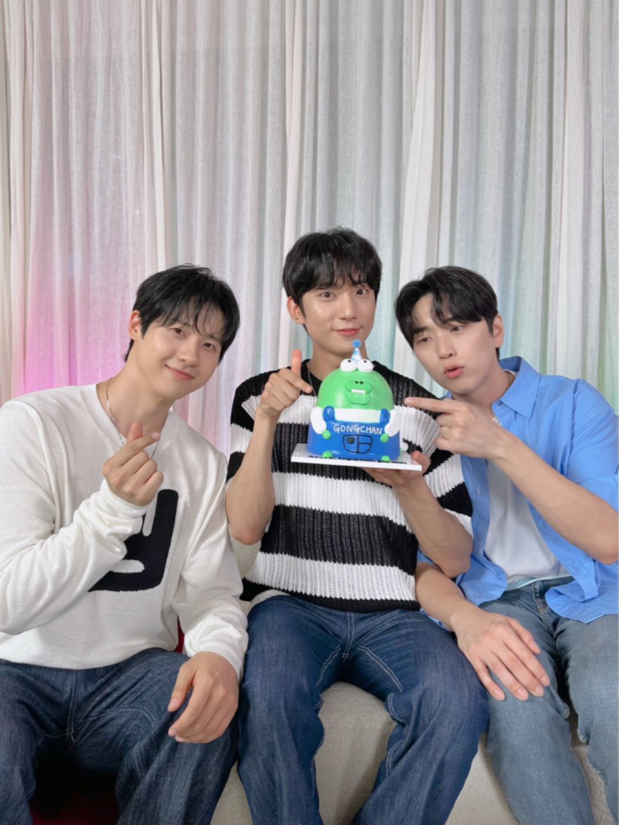 _B1A4OFFICIAL's tweet photo. [#B1A4Story] HAPPY GONGCHAN DAY 📸

처음부터 끝까지 찬이로 가득했던 시간😆 (feat. 형들의 선물)
바나 여러분들도 공찬이와 행복한 시간 보내셨기를 바라요💚

#B1A4 #공찬 #GONGCHAN #해피공찬데이
#HAPPYGONGCHANDAY https://t.co/jgTtgbxdO4