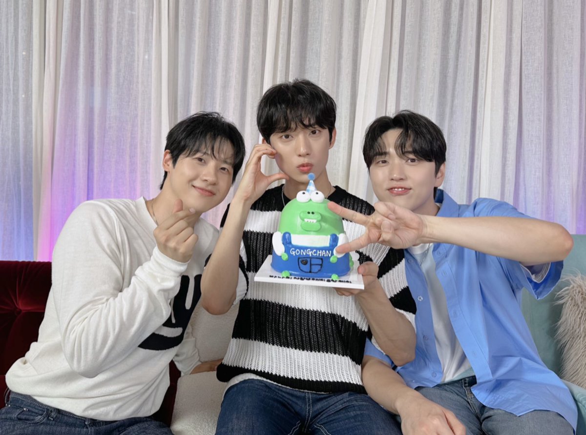 _B1A4OFFICIAL's tweet photo. [#B1A4Story] HAPPY GONGCHAN DAY 📸

처음부터 끝까지 찬이로 가득했던 시간😆 (feat. 형들의 선물)
바나 여러분들도 공찬이와 행복한 시간 보내셨기를 바라요💚

#B1A4 #공찬 #GONGCHAN #해피공찬데이
#HAPPYGONGCHANDAY https://t.co/jgTtgbxdO4