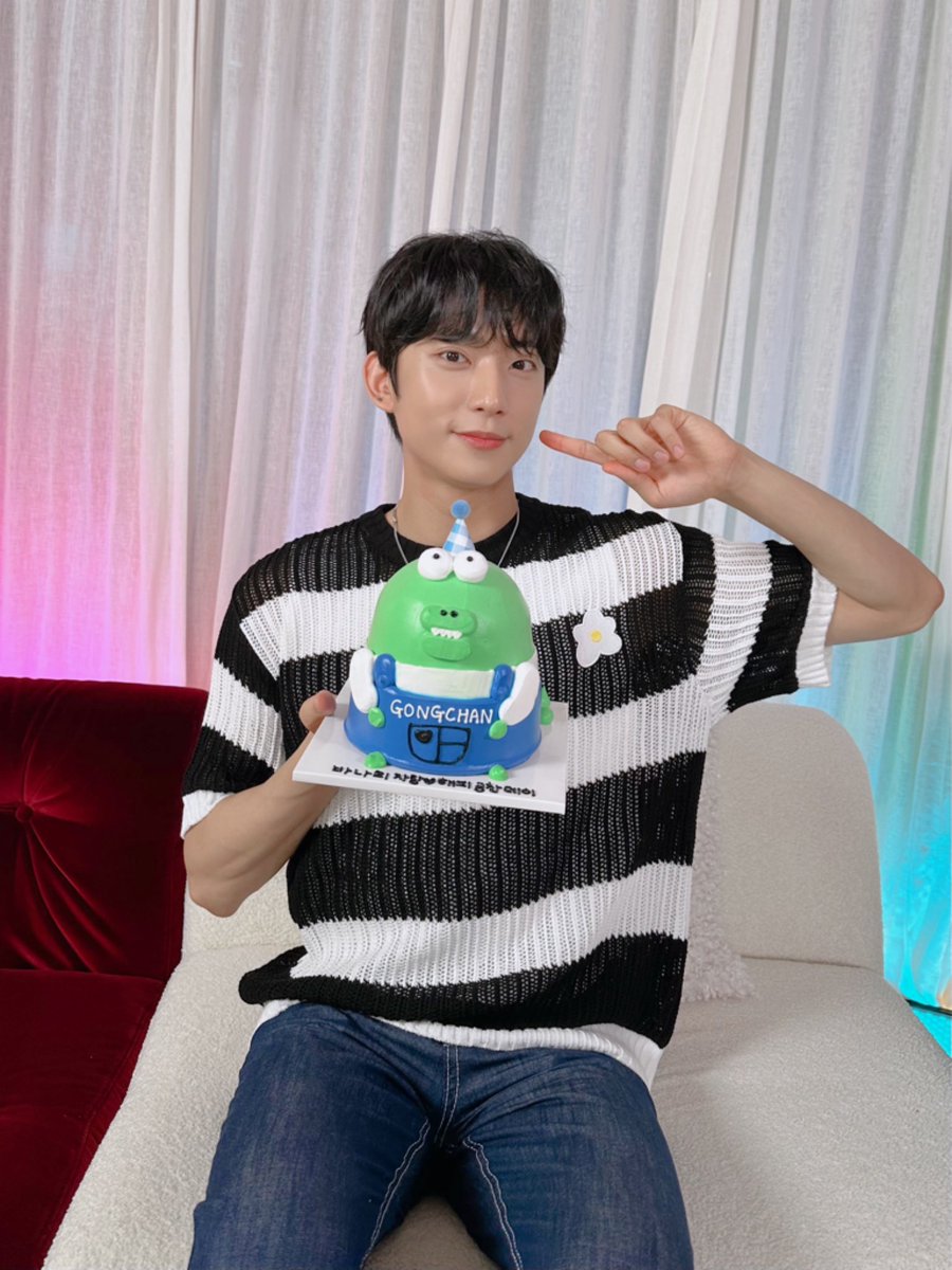 _B1A4OFFICIAL's tweet photo. [#B1A4Story] HAPPY GONGCHAN DAY 📸

처음부터 끝까지 찬이로 가득했던 시간😆 (feat. 형들의 선물)
바나 여러분들도 공찬이와 행복한 시간 보내셨기를 바라요💚

#B1A4 #공찬 #GONGCHAN #해피공찬데이
#HAPPYGONGCHANDAY https://t.co/jgTtgbxdO4