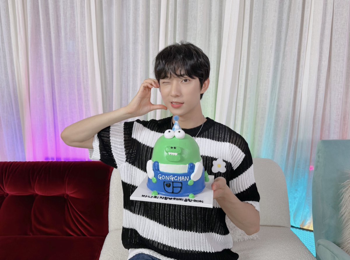 _B1A4OFFICIAL's tweet photo. [#B1A4Story] HAPPY GONGCHAN DAY 📸

처음부터 끝까지 찬이로 가득했던 시간😆 (feat. 형들의 선물)
바나 여러분들도 공찬이와 행복한 시간 보내셨기를 바라요💚

#B1A4 #공찬 #GONGCHAN #해피공찬데이
#HAPPYGONGCHANDAY https://t.co/jgTtgbxdO4