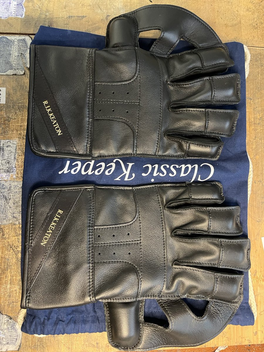 Just sent these off to Robbie who is with Surrey & playing 2’s this week & is off the Auz for the winter. Larger glove, Classic wrap around cane cuffs, but v light as always no bulk. T webs . Stealth Black all the way . @KeeperCourt @WK_Union
