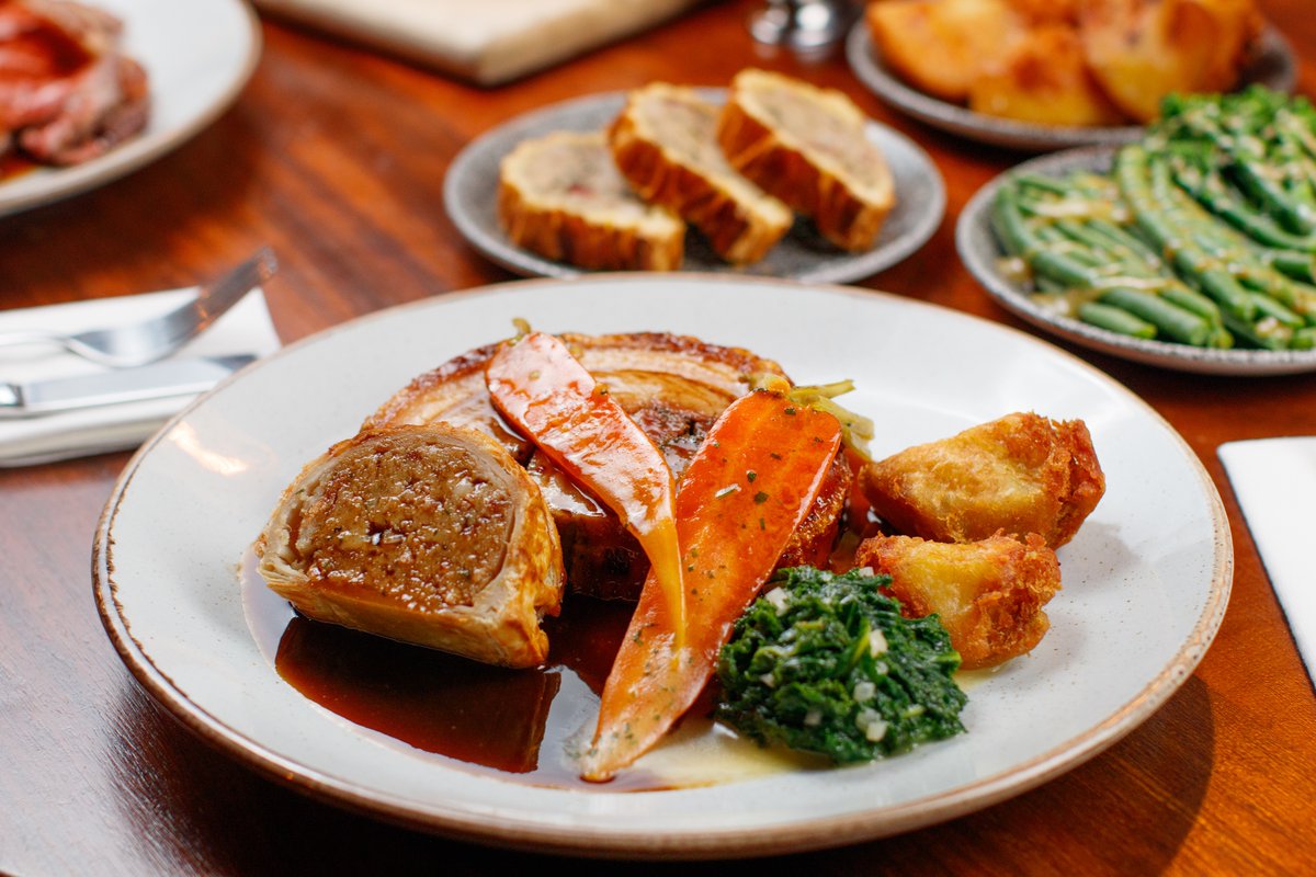 brasseriesixty6's tweet image. 🐷Stuffed Pork Belly
🥔roasted potatoes
🍴classic stuffing
🥕seasonal vegetables
🫗onion gravy
🍏apple sauce

Sunday Roast available from 12pm, view menu via link in bio
#sundayroast #sundaymenu #delicious #food
#dineindublin #porkbelly #roasties #dessert #yorkshirepudding