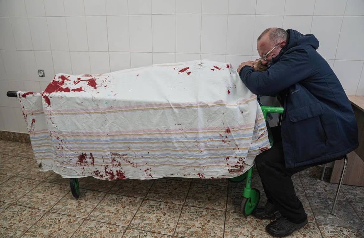 Gerashchenko_en's tweet photo. At least 500 children died as a result of the full-scale invasion of the Russian Federation into Ukraine. 1097 children were injured - Office of the Prosecutor General of Ukraine. 

These horrible numbers are far from final, sadly - they are just officially recorded cases. The real number of killed and injured Ukrainian children is almost certainly much, much higher.

📷: A father mourns his teenage son, who was killed in the shelling of Mariupol on March 2, 2022 by Evgeniy Maloletka.