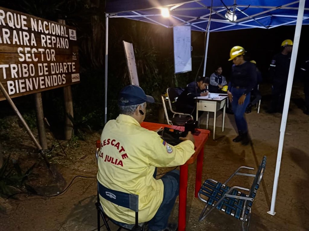 sunepinparques2's tweet photo. #14Ago 
Informamos que en horas de la medianoche nuestros héroes de azul #BomberosForestales #GruposVoluntarios habían controlado gran parte del #incendioforestal 🔥 #PNElAvila Sector #Estribodeduarte aún continuan en la
parte alta en fase de #liquidación 🙏🏼🙏🏼🙏🏼 https://t.co/mlKGQRV75W