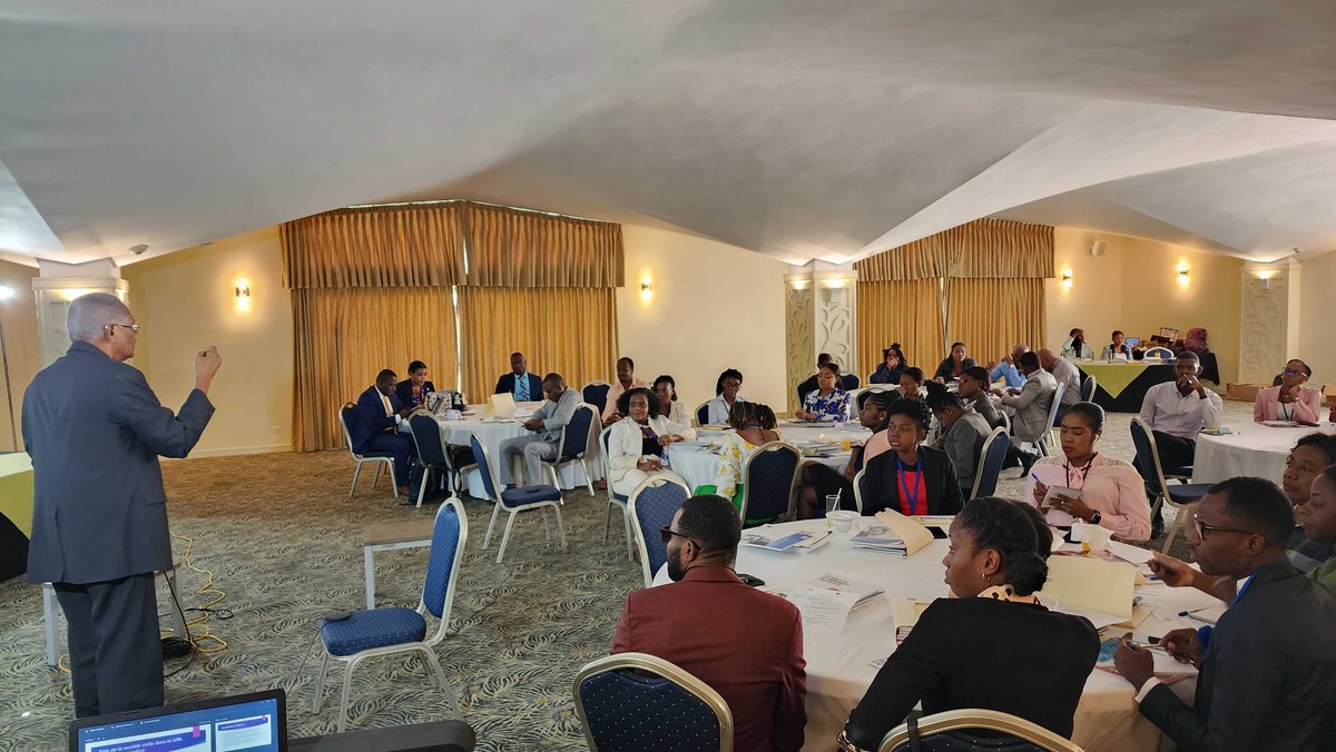 ASFCanada's tweet photo. 32 universitaires ont complété une formation intensive sur la corruption &amp; les droits humains en #Haïti, tenue grâce au soutien financier de @DevCanada dans le cadre de l’université d’été de l’#IHDH. Leur implication sera essentielle au renforcement de l’État de droit. https://t.co/BC9N3YM2Va