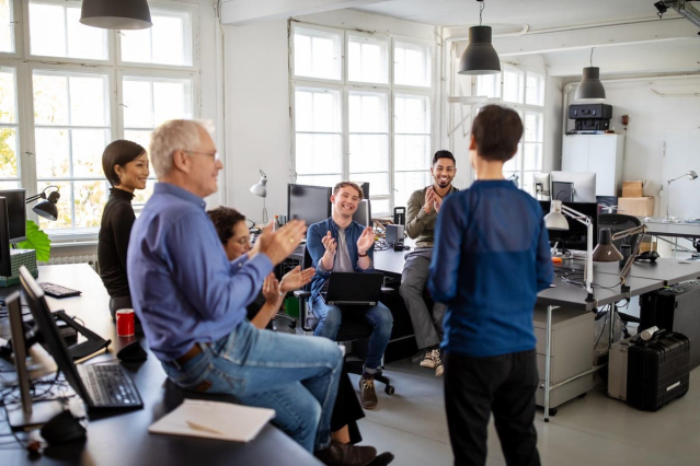 “Los líderes que exudan positividad crean un entorno en el que los empleados se sienten motivados, comprometidos y empoderados”. Este artículo de Forbes da consejos para practicar el pensamiento positivo como líder 👇 #liderazgo #PMI #sinhumoporfavor bit.ly/458Azl6