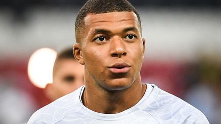 Pountgoat's tweet image. Qui est le plus grand dictateur de nôtre époque : rt pour Kim jong un / fav pour Mbappé