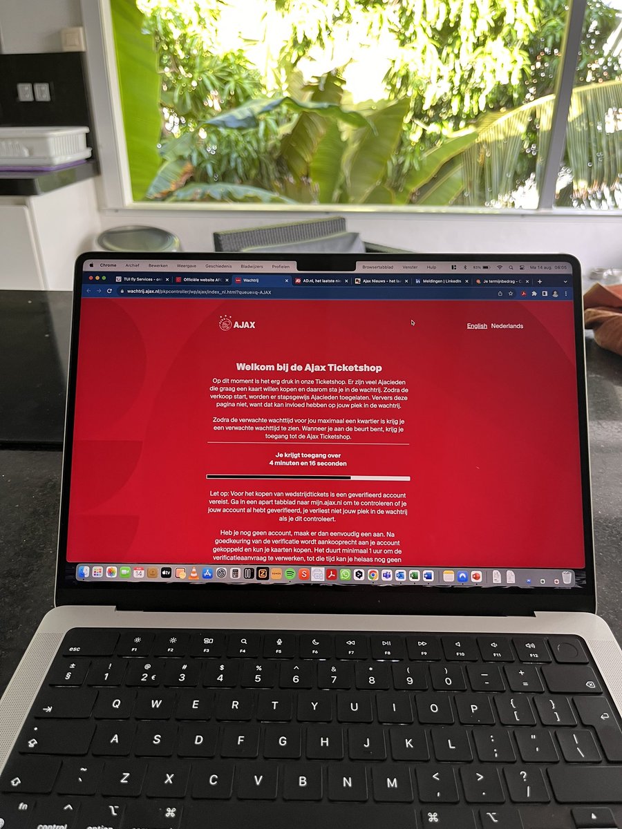 En ook in Curaçao in de wachtrij, uiteindelijk nog genoeg kaarten beschikbaar en zit mijn dochter gewoon op stoel naast mij ❌❌❌

#ajax #curaçao #vakantie