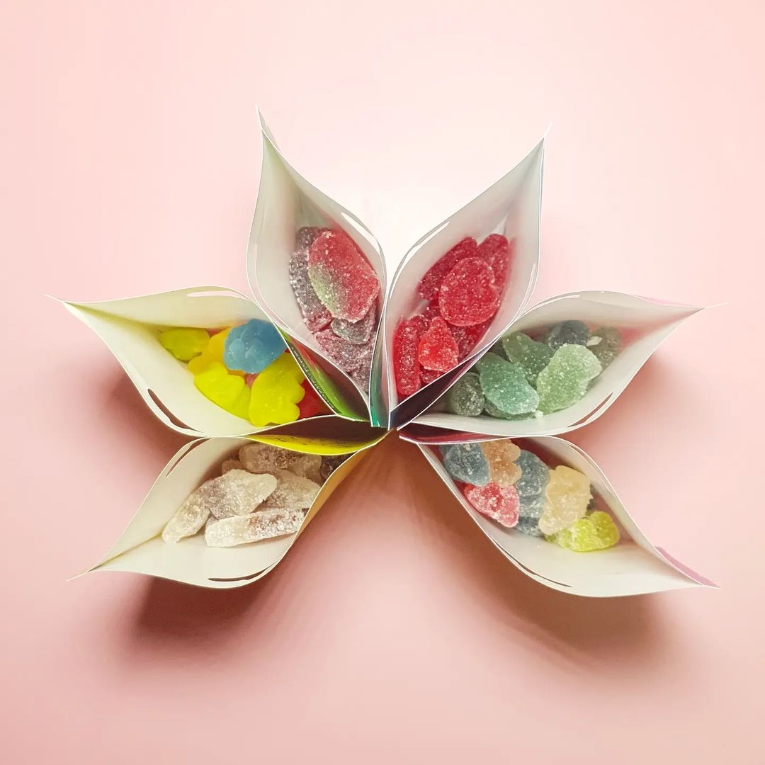 sweetloungeuk's tweet photo. Sweetness that sparkles from within! Unwrap happiness with our enchanting confections. ✨🍬 #UnwrapHappiness #SweetMoments #vegansweets #vegan #chocolate #veganfood #plantbased  #glutenfree #vegantreats #vegandessert  #veganbaking #vegansnacks  #foodie #summertreats https://t.co/k9jHVyi9OR