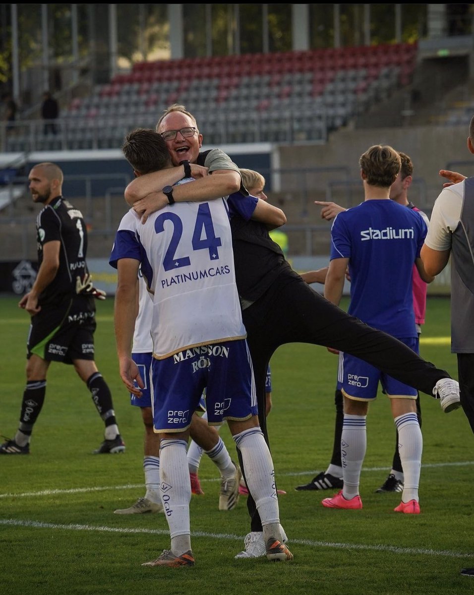 21:00
Jag: Det blir en lugn kväll idag

03:00
Jag och min polare: