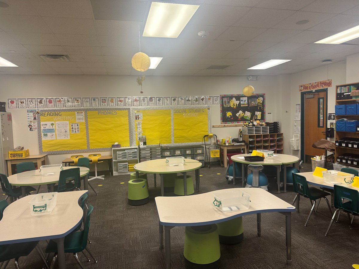 rose05281's tweet photo. @afuturesuprhero First grade teacher out of Pflugerville TX. Patiently waiting my turn on the 🚂 
https://t.co/Zlys1VETVh https://t.co/yolXZj4e4z
